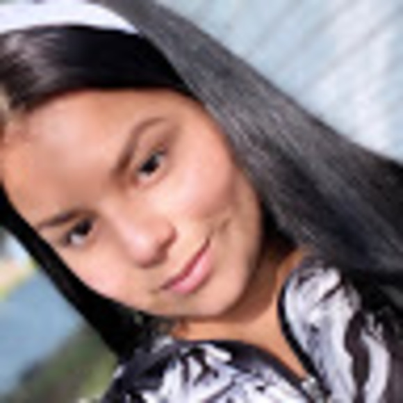 Meet your Posher, Damaris - Picture 1 of 1